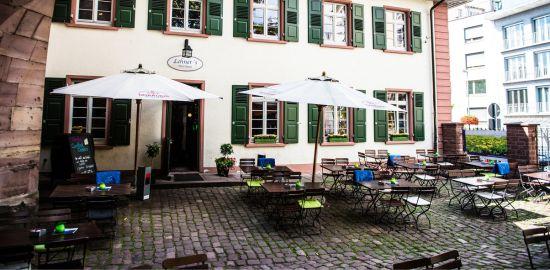 Außenansicht von Lehners Pforzheim mit Biergarten, Sonnenschirmen und Sitzgelegenheiten.