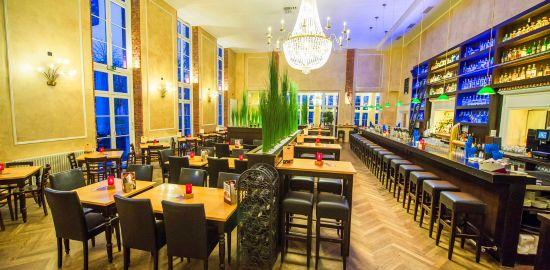 Inneneinrichtung vom Lehners Rastatt mit Tischen und Stühlen sowie einer Bar in gemütlichem Ambiente.